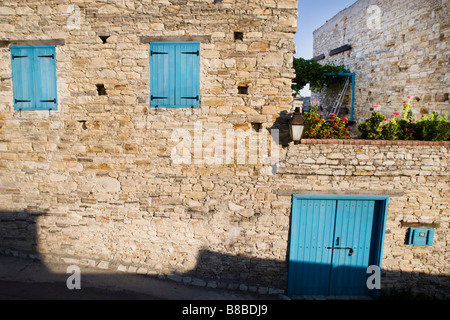 Maison aux volets bleus fermé et grande terrasse jardin à Lefkara, sud de Chypre Banque D'Images