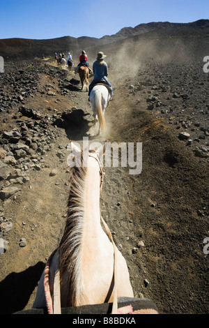 Ligne de chevaux et cavaliers à la tête d'un sentier dans le Parc National de Haleakala cratère de Haleakala Maui Hawaii USA Banque D'Images