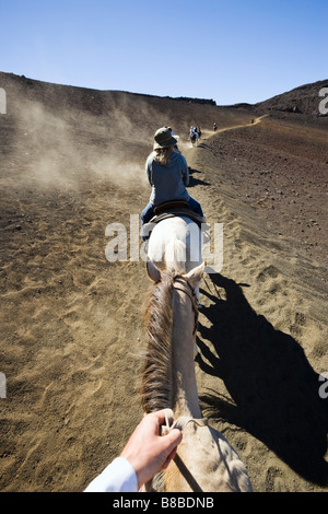 Ligne de chevaux et cavaliers à la tête d'un sentier dans le Parc National de Haleakala cratère de Haleakala Maui Hawaii USA Banque D'Images