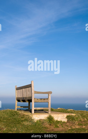 Vue de côté d'un banc en bois avec vue sur la mer à Trevose Head, Padstow, North Cornwall, UK Banque D'Images