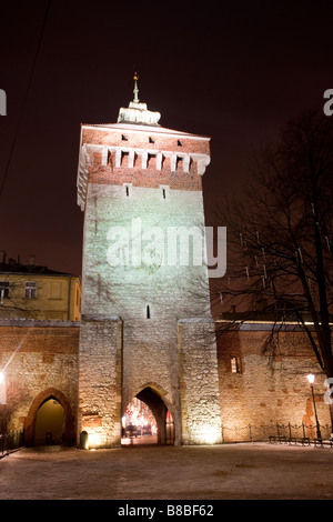 Florian Gate vu depuis le Parc Planty la nuit. Cracovie, Pologne Banque D'Images