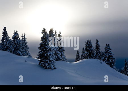 Soleil derrière nuages sur les pentes de ski Alpes Françaises Saises Banque D'Images