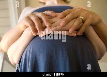 Couple Holding Hands autour de Pregnant Belly, Toronto,Ontario Banque D'Images