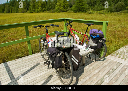 Des vélos sur la plate-forme d'observation, l'Ellerslie Bog, le sentier de la Confédération, Prince Edward Island, Canada. Banque D'Images