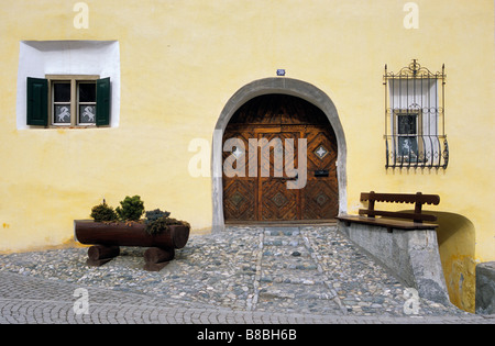 Maison traditionnelle à Scuol Schuls Unter Engadin valley dans la région de Grisons Suisse canton des Grisons Banque D'Images