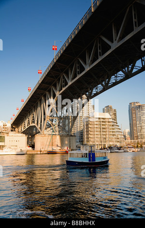 Un bateau-taxi à False Creek sous le pont Granville Vancouver British Columbia Canada Banque D'Images