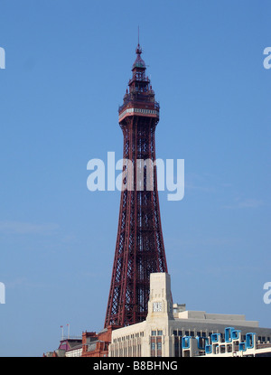 La tour de Blackpool contre un beau ciel bleu. Banque D'Images