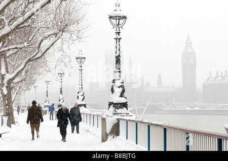 Couvert de neige à Londres en Angleterre au bord de la Thames, Royaume-Uni Banque D'Images