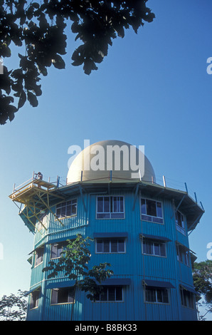 Observateur sur le pont supérieur de la tour de la canopée ecolodge dans Parc National de Soberania, Panama Banque D'Images