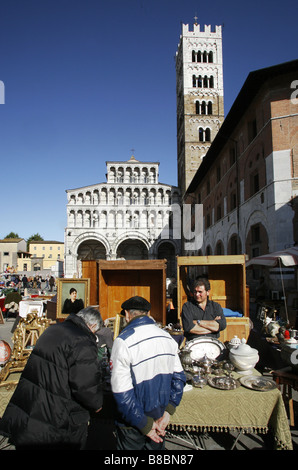 Marché d'antiquités et Duomo di San Martino de Lucques, Toscane, Italie Banque D'Images