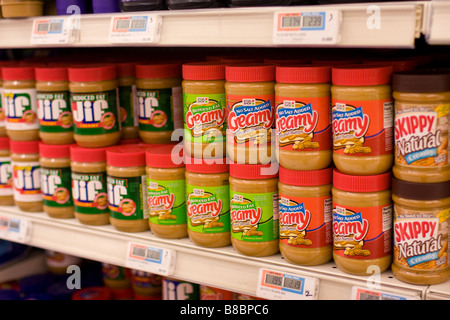Pots de beurre d'arachide en vente sur une étagère de supermarché aux USA. Les ventes de beurre d'arachide ont chuté après une peur. Banque D'Images