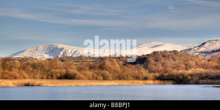 Les collines couvertes de neige de Clough Head et Grand Dodd à l'est de Derwentwater éclairées par le soleil du soir Cumbria Banque D'Images