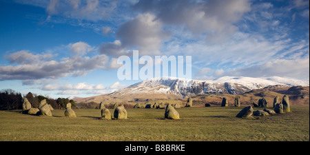 Le cercle de pierres de Castlerigg, sur fond de montagnes couvertes de neige dans le Lake District Cumbria Banque D'Images