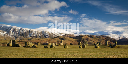 Cercle de pierres de Castlerigg fixé contre la lande couverte de neige du nord de Lake District Cumbria Banque D'Images