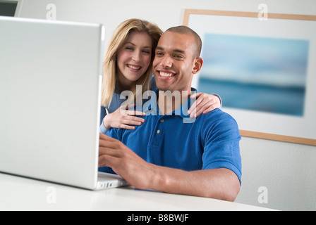 Jeune couple à la recherche ordinateur Banque D'Images