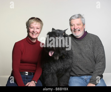 Portrait des propriétaires de chiens Bouvier des Flandres Banque D'Images