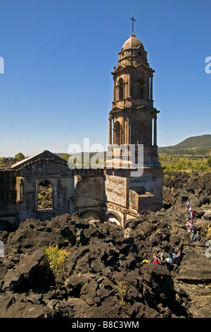 Enterrés par l'église San Juan, volcan Paricutin, Mexique Banque D'Images