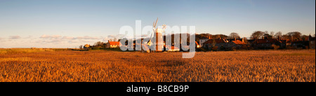 Le CLAJ moulin dans l'après-midi chaud de lumière sur la côte nord du comté de Norfolk Banque D'Images