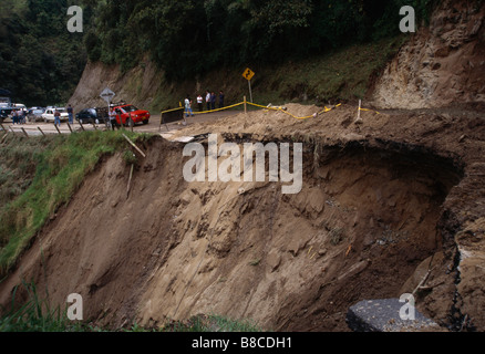 Glissement de terrain sur l'autoroute Banque D'Images