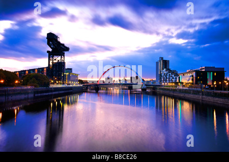 Squintie Glasgow pont enjambant la rivière Clyde à Finniston à l'aube Banque D'Images