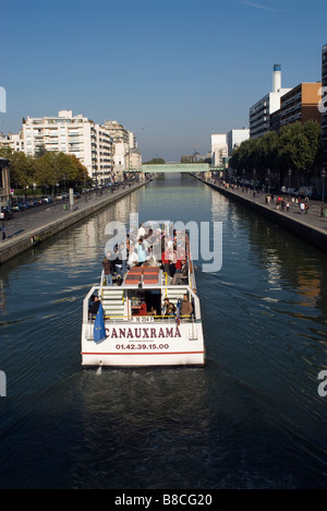 Bateaux mouches sur le canal St Martin a Paris France Banque D'Images