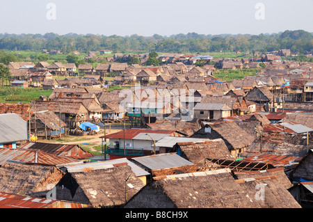 Les toits du quartier de Belen à Iquitos, Pérou. Banque D'Images
