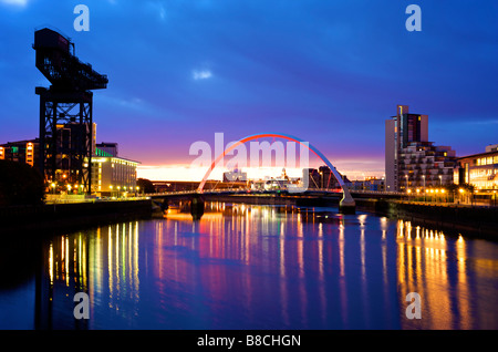 Squintie Glasgow pont enjambant la rivière Clyde à Finniston à l'aube Banque D'Images