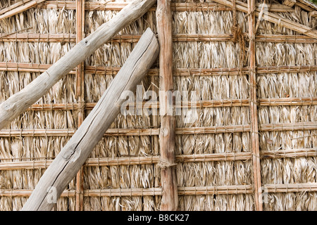 Dubaï, Émirats arabes unis, détail de chaume bois maisons sur l'affichage à l'Heritage Village de Bur Dubai Banque D'Images