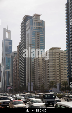 Dubaï, Émirats arabes unis, le trafic sur la route Sheikh Zayed Banque D'Images