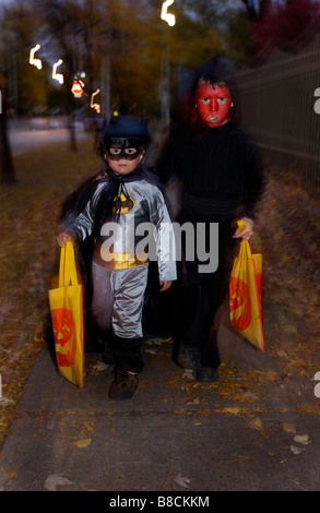Les garçons Halloween trick or treating Banque D'Images