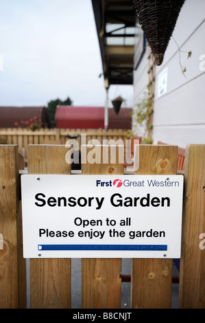 Un SIGNE SUR LA PORTE À L'ENTRÉE D'UN JARDIN SENSORIEL SUR LA PLATE-FORME À LA GARE DE SWINDON UK 2008 Banque D'Images