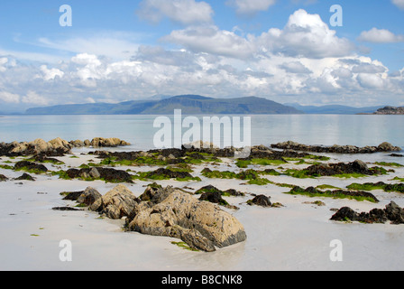 Vue sur le son d'Iona vers Mull à partir d'une des belles plages de l'île. Banque D'Images