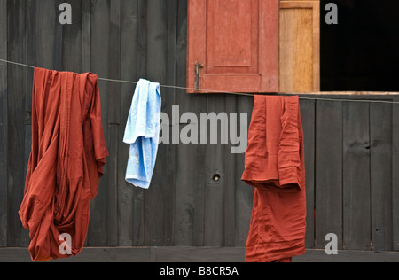 Robes de moines bouddhistes en train de sécher dehors dans un monastère de Kalaw, Myanmar (Birmanie) Banque D'Images