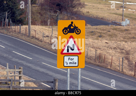 Avertissement pour les conducteurs et surtout les motards d'une route sinueuse pendant un demi-mile Banque D'Images