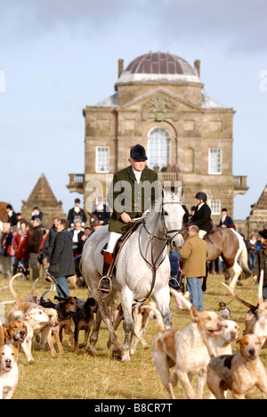 Le CAPITAINE IAN FARQUHAR MASTER COMMUN DE LA BEAUFORT HUNT LORS D'UN LENDEMAIN DE RÉUNION À WORCESTER LODGE, PRÈS DE LEURS CHENILS BADMINTON G Banque D'Images