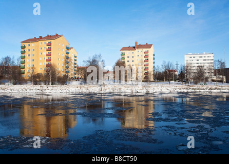 Bloc d'appartements finlandais par river Oulujoki Merikoski Oulu , Finlande Banque D'Images