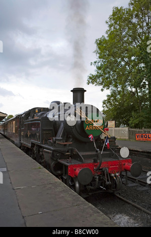 Moteur à vapeur avec des wagons Pullman en attente à Sheffield Park station sur les Bluebell railway Banque D'Images