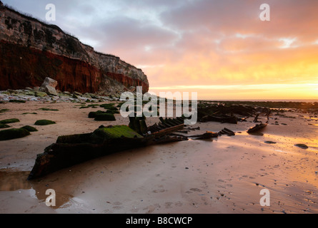 Le naufrage de la coque de l'hôtel Sheraton capturé au coucher du soleil sur la côte nord du comté de Norfolk à Old Hunstanton. Banque D'Images