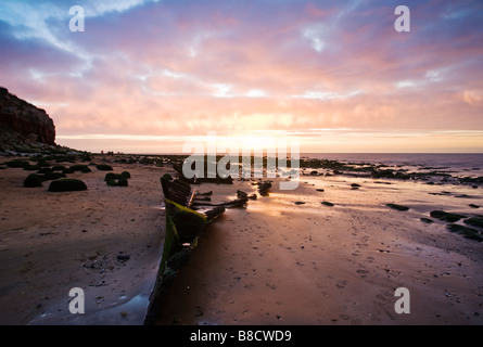 Le naufrage de la coque de l'hôtel Sheraton capturé au coucher du soleil sur la côte nord du comté de Norfolk à Old Hunstanton. Banque D'Images