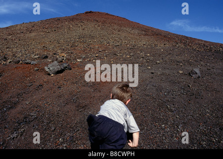 Petit enfant de grimper des pentes volcaniques au Parc National de Timanfaya, Lanzarote, Espagne Banque D'Images