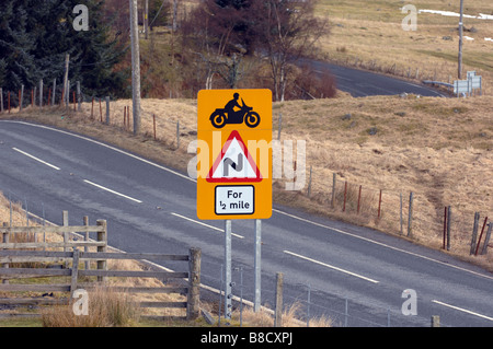 Avertissement pour les conducteurs et surtout les motards d'une route sinueuse pendant un demi-mile Banque D'Images