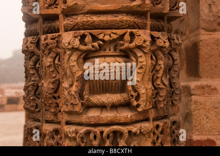 Les magnifiques sculptures sur un pilier en pierre dans le Qutub Minar à Delhi en Inde. Ces bien paraître même après tant de siècles. Banque D'Images