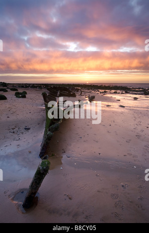 Le naufrage de la coque de l'hôtel Sheraton capturé au coucher du soleil sur la côte nord du comté de Norfolk à Old Hunstanton. Banque D'Images