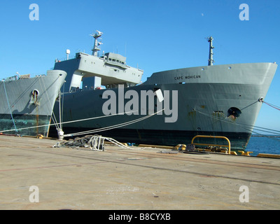 Le navire de ravitaillement de la Marine américaine à la base navale d'Alameda, Californie, USA Banque D'Images