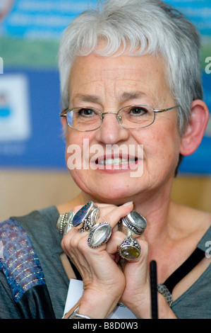 Dame Jacqueline Wilson l'auteur pour enfants donnant un discours. Banque D'Images