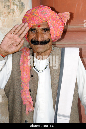 Un portier de l'hôtel avec un turban et une fine moustache accueille les visiteurs à l'Alipura Palace. Banque D'Images