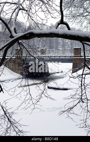 Pont de pierre recouvert de neige en hiver Parc. Banque D'Images