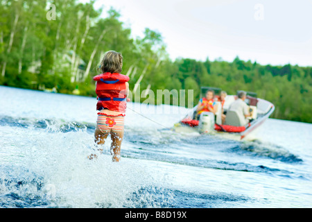 Jeune fille à sa famille le Ski nautique Voile Banque D'Images