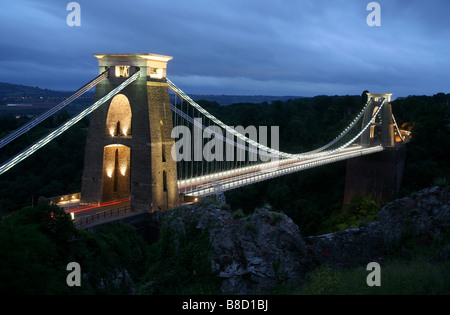 Les voitures traversent le pont suspendu de Clifton la nuit Banque D'Images