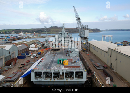 Un navire de la flotte auxiliaire royal en cours de réparation en cale sèche au chantier naval à Falmouth, Cornwall, uk Banque D'Images